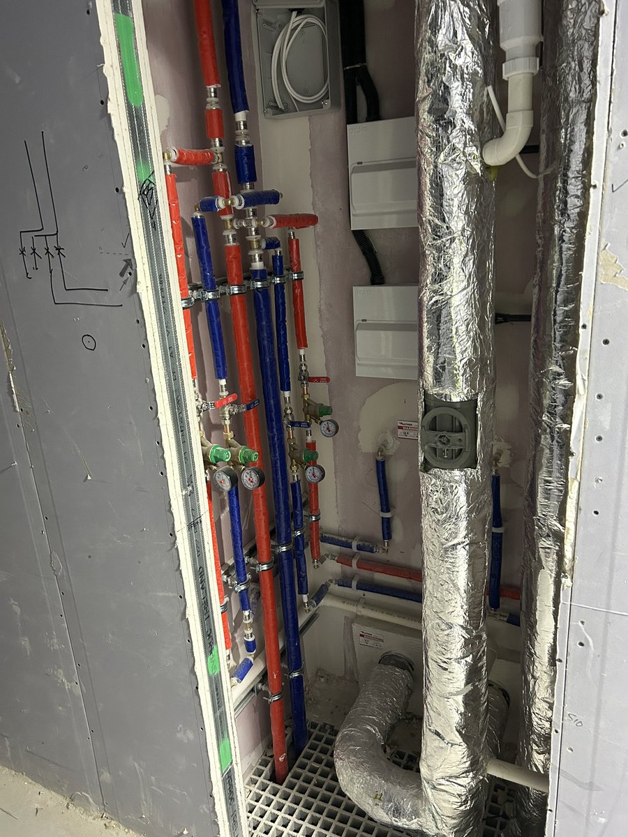 PeacewardS's tweet photo. Hotel risers in Sheffield looking nice and neat in pre insulated #mlcp #peaceward #mechanical #pipework https://t.co/Q9MeY6DhN9