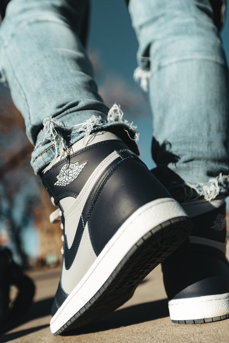 PrimoSn3aks's tweet photo. @atmos_usa I’m pulling up in the ‘85 HI Georgetowns so shortie knows I’m nice with the color palette and classy. 

Men’s size 12

#atmoscollectorsclub https://t.co/BjapT2t23z