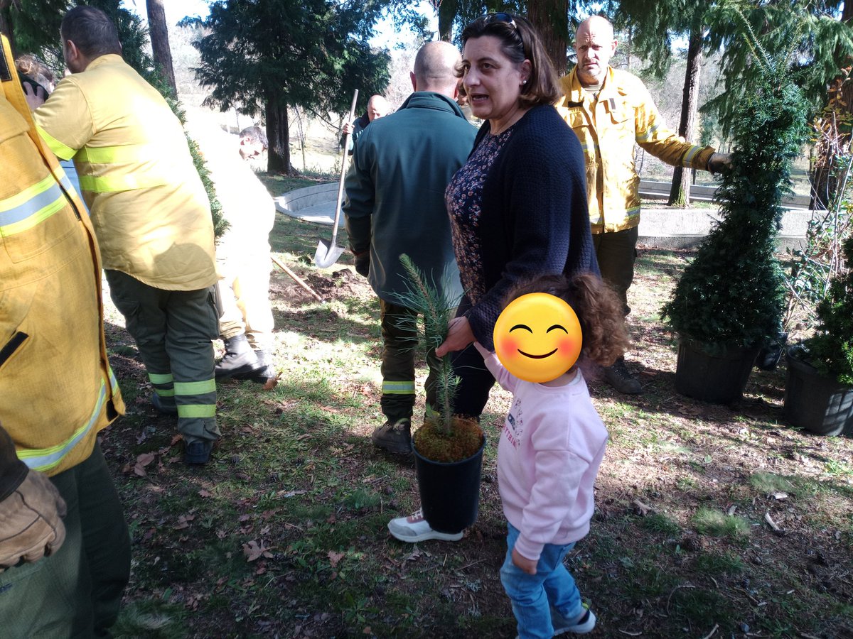 TrexAlto's tweet photo. Otros momentos de hoy en el #AltoMinhoTREX2023

Plantación de 🌳 en el centro de educación ambiental donde está el #ICP Incident Command Post

Este simple mensaje, este gesto ... para "ver nacer la vida" y en memoria de los que no están 🥹

¡Muchas gracias a todos! https://t.co/1maADMU4xT