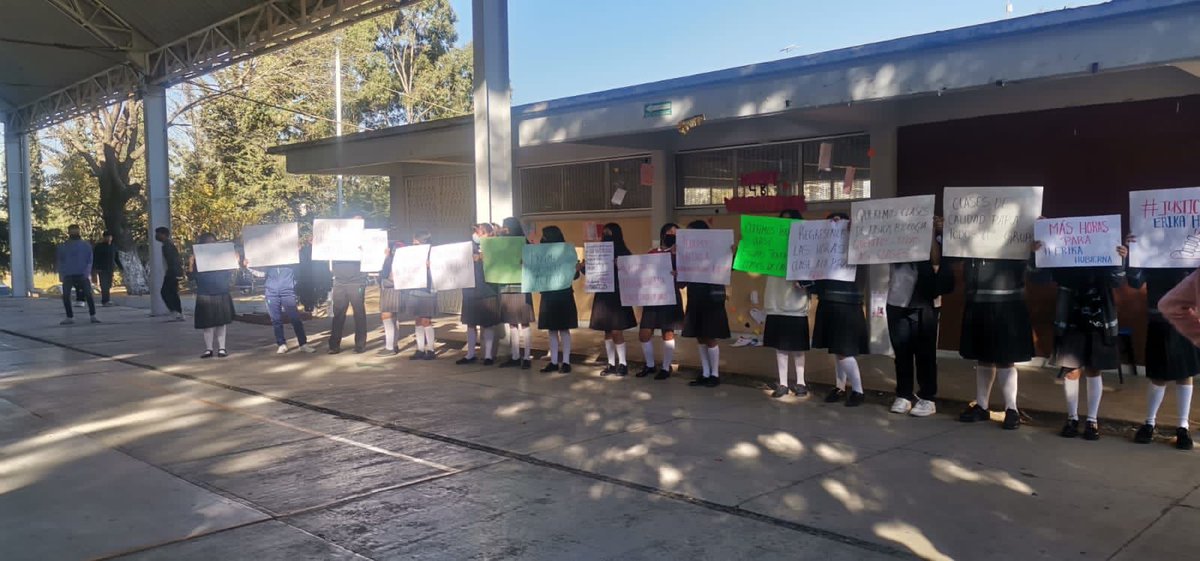 laredcincoradio's tweet photo. #ReporteRED 🪧 || Un grupo de alumnos del Colegio de Bachilleres Plantel 15 en la Rivera Anaya protestan por supuestas irregularidades y falta de docentes. #LaRedCincoRadio #Puebla https://t.co/kuZPqxiQEz