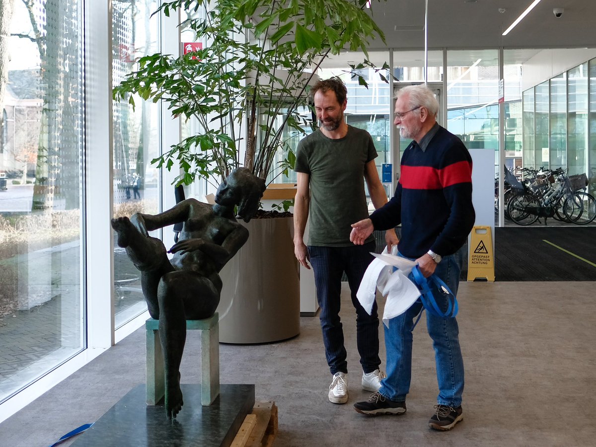Het ‘Kousenmeisje’ van kunstenaar Pieter Starreveld is na 25 jaar weer terug in Emmen. Het beeld stond 30 jaar lang bij de Danlon kousenfabriek, na de sluiting is het beeld verdwenen uit Emmen. Oud-medewerker Geert de Jong spoorde het beeld op en nu staat het beeld weer in Emmen.