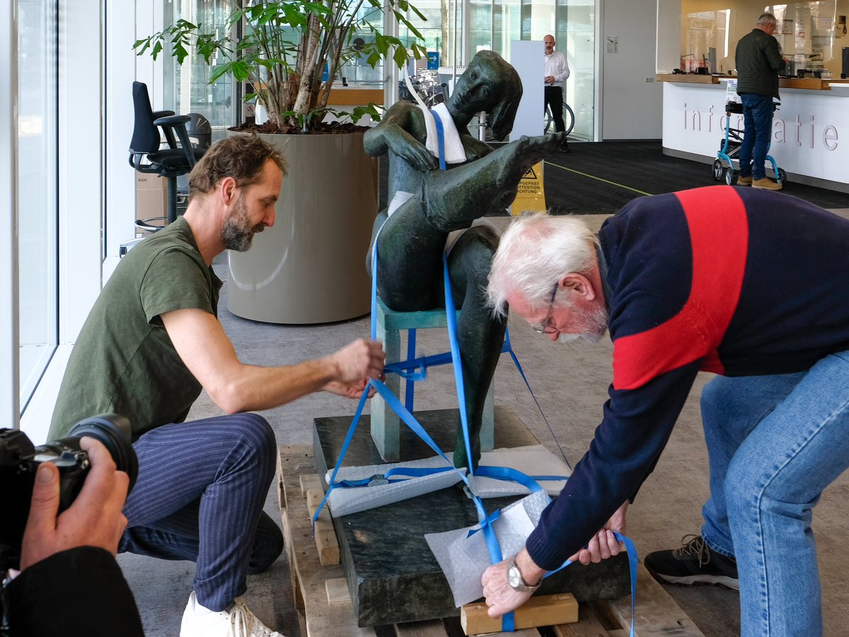 cbkemmen's tweet photo. Het ‘Kousenmeisje’ van kunstenaar Pieter Starreveld is na 25 jaar weer terug in Emmen. Het beeld stond 30 jaar lang bij de Danlon kousenfabriek, na de sluiting is het beeld verdwenen uit Emmen. Oud-medewerker Geert de Jong spoorde het beeld op en nu staat het beeld weer in Emmen. https://t.co/MXQJgEyHod