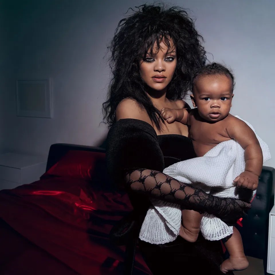 alchimistfr's tweet photo. Rihanna et A$AP Rocky avec leur enfant photographiés par Inez &amp; Vinoodh pour Vogue. https://t.co/KLb5Fru3GM