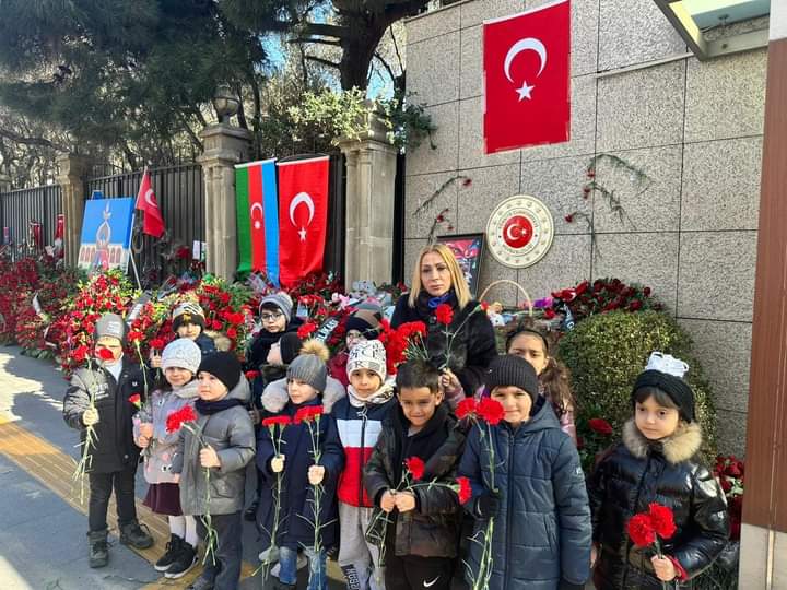 Bakü'deki Türk büyükelçiliğini ziyaret eden Azerbaycanlı çocuklar, küçük kardeşleri için dualar ediyor
