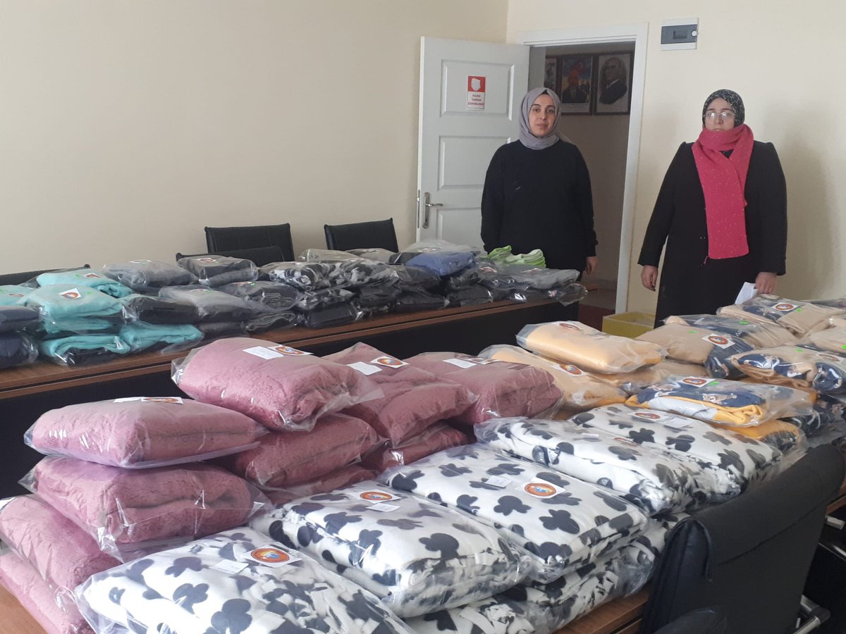 Yıldızeli Kaymakamlığı koordinesinde Yıldızeli Halk Eğitimi Merkezinde görev yapan dikiş öğretmeni ve kursiyerler tarafından ilçemize gelen depremzedeler için yaklaşık 200 takım çocuk kıyafeti dikildi.
<a href="/tcmeb/">Millî Eğitim Bakanlığı</a> <a href="/sivasvaliligi/">Sivas Valiliği</a> <a href="/sivasmem/">Sivas Millî Eğitim Müdürlüğü</a> <a href="/yildizelimakam/">T.C. Yıldızeli Kaymakamlığı</a> <a href="/yildizelibeltr/">Yıldızeli Belediyesi</a> @y_halk