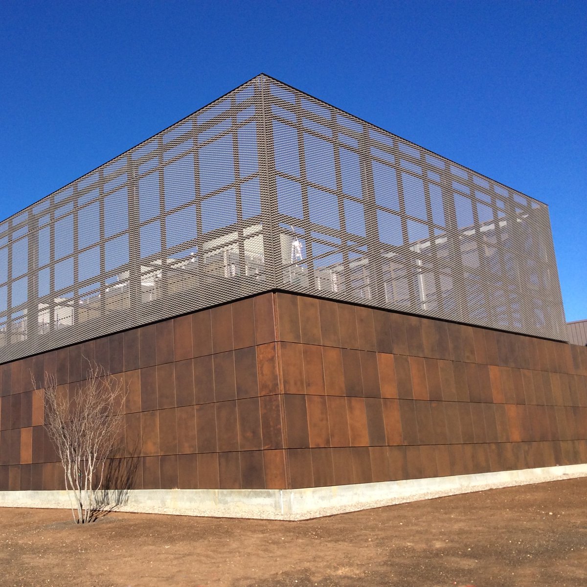 AmicoArchMetals's tweet photo. Equipment screens aren't typically this elegant....
Visit our website for more examples of design innovation: https://t.co/VCSABCAkI8
#architecture #screen #expandedmesh #corten #metal #aluminum #designmatters #archlover #HVAC #metalarchitecture https://t.co/6PED8Q9cXC