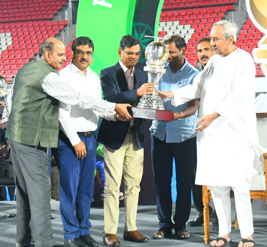 IPR_Odisha's tweet image. Hon&apos;ble CM Sri Naveen Patnaik today felicitated the members of the Organising Committee &amp;amp; officials of the different Depts involved in successful hosting of #HWC2023. The felicitation ceremony was held at the #KalingaStadium.