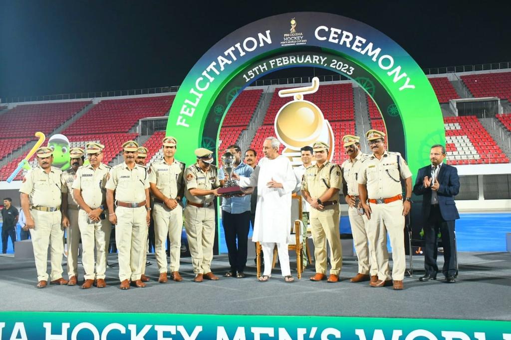 IPR_Odisha's tweet image. Hon&apos;ble CM Sri Naveen Patnaik today felicitated the members of the Organising Committee &amp;amp; officials of the different Depts involved in successful hosting of #HWC2023. The felicitation ceremony was held at the #KalingaStadium.