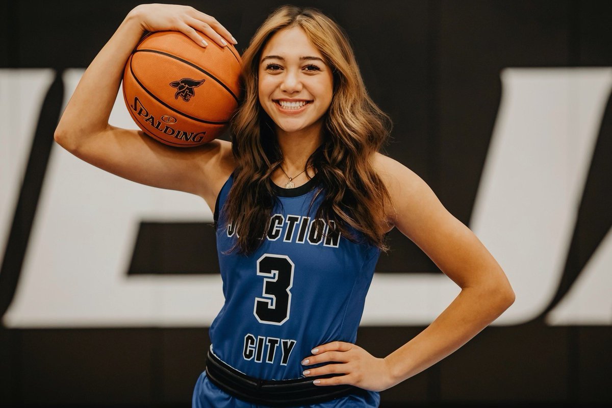 LadyJayBB's tweet image. 🔦 Senior Spotlight 🔦

Ava Deguzman💙 

🕺😆

“Lady Jay Basketball is more than just a team, we’re a family. It means to be resilient, unselfish, and kind. To show endless amounts of love and pride for the game, our teammates, coaches, and school.”

Thank you, 3️⃣!

#TwoFeet
