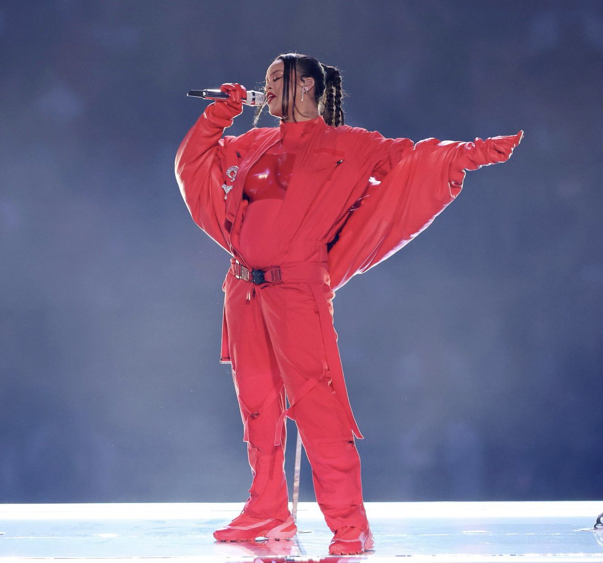 RihannaDaily's tweet photo. Rihanna wants #R9 to come out this year! 🎶❣️ https://t.co/DyNY9x0KlW