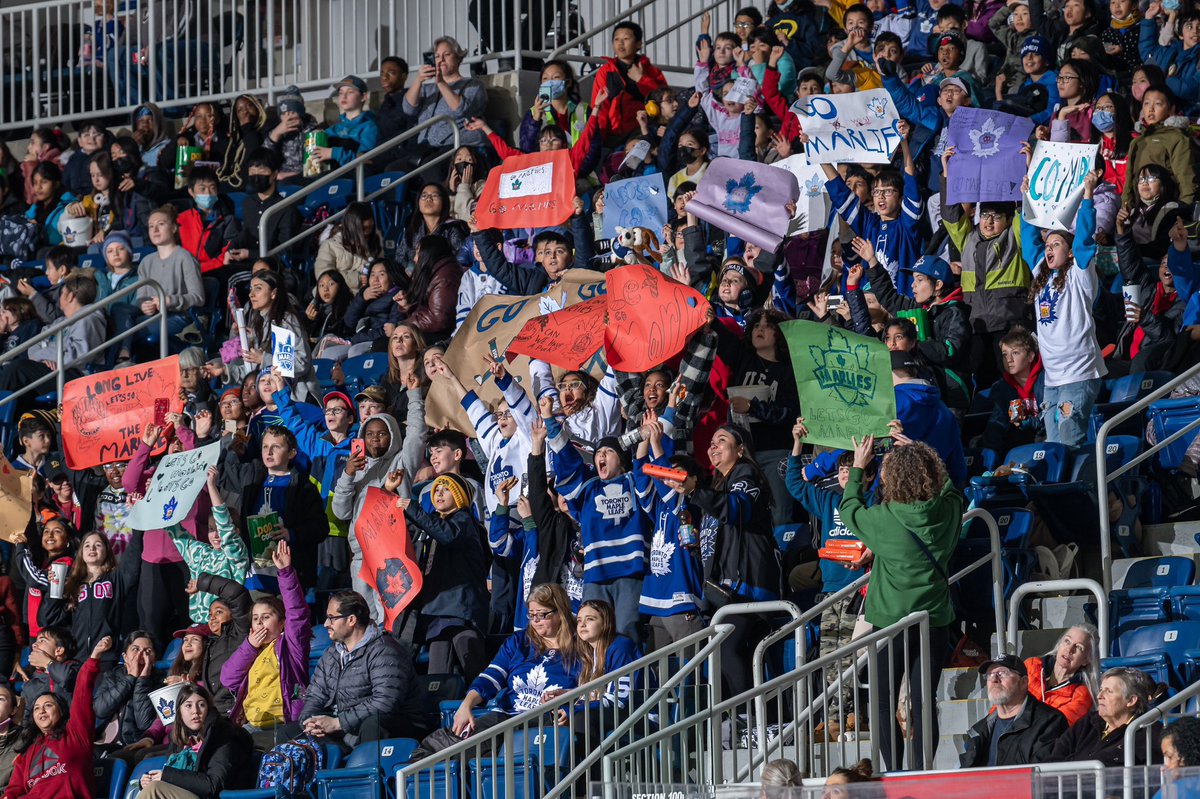 TorontoMarlies's tweet photo. Students &amp; Signs 🤗 

Nothing like a School Day Game at @CocaColaClsm 🍎 https://t.co/fsXwGCplQz