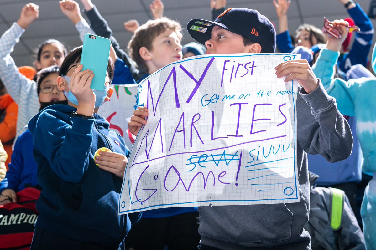TorontoMarlies's tweet photo. Students &amp; Signs 🤗 

Nothing like a School Day Game at @CocaColaClsm 🍎 https://t.co/fsXwGCplQz