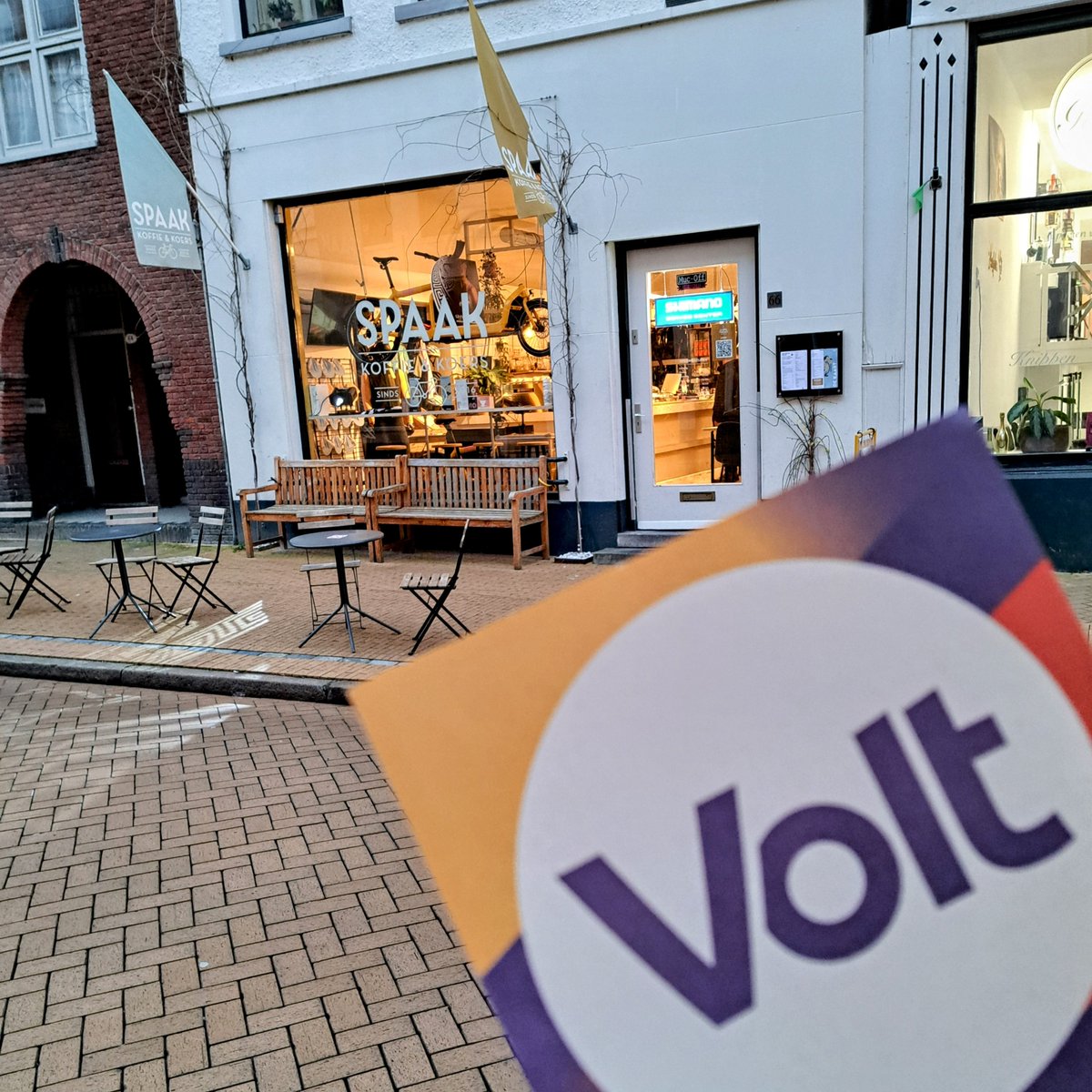 In koffiebar Spaak wordt morgen (donderdag 16 februari) een debat van de <a href="/Fietsersbond/">Fietsersbond</a> georganiseerd. Volt Groningen is er natuurlijk bij!

De inloop is vanaf 19:30 en het duurt tot ongeveer 22:00. Meer informatie:
oogtv.nl/2023/02/fietse…

<a href="/spaakgroningen/">Spaak</a> #GeneratieVolt #fietsen