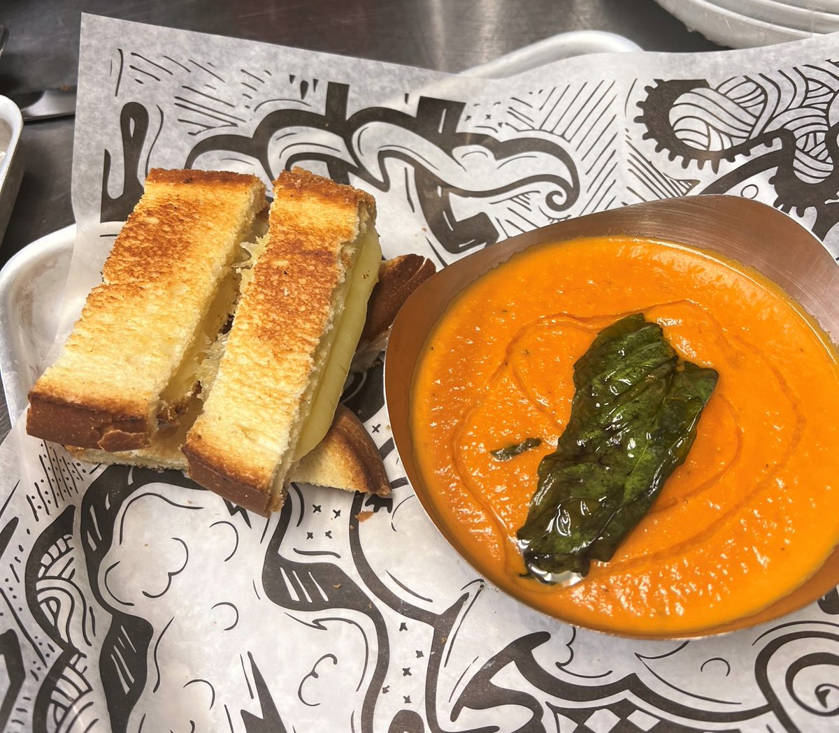 REDselfieMPLS's tweet image. It's a roasted tomato soup + grilled cheese kinda day.

Good thing it's on our new winter menu at OUI Bar + KTCHN. Come warm up!

#RadissonREDMpls #downtownmpls #mplsfoodies #eatdrinkdishmpls