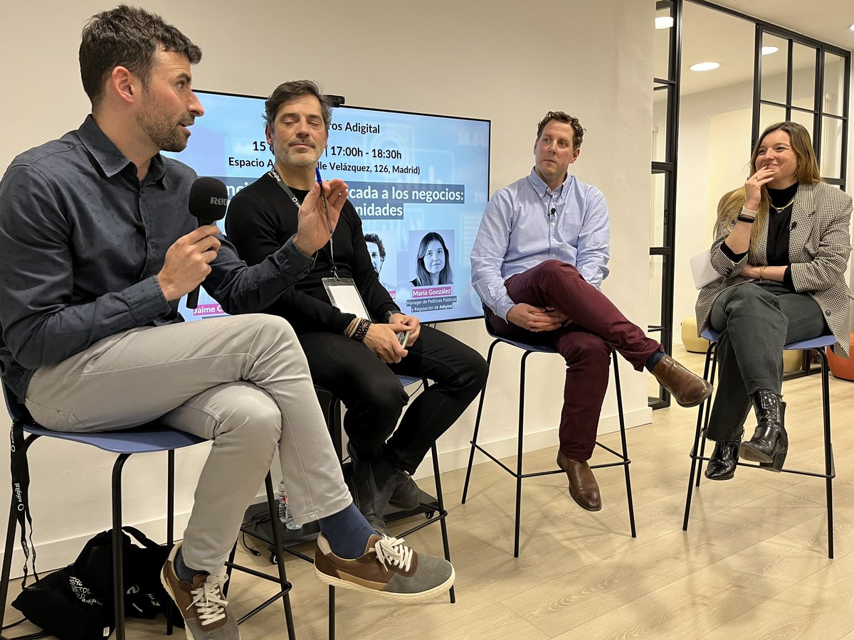 En #EncuentrosAdigital se abre debate: ¿Qué trabajos se automatizarán primero, los manuales o los digitales? 

Hay consenso en que la #creatividad y las labores creativas se revalorizarán: la persona que maneja la herramienta de #IA será siempre la clave