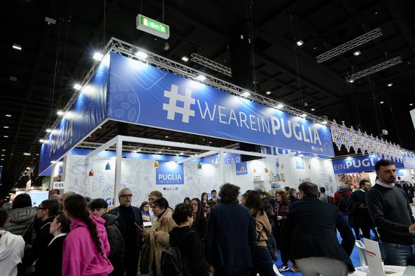 RegionePuglia's tweet photo. Ai Comuni, un ringraziamento speciale, per aver impreziosito la presenza della Puglia alla @bitmilano con le loro iniziative di mobilitazione e promozione territoriale che contribuiscono alla crescita del brand Puglia sui mercati nazionali e internazionali.
#bit2023 https://t.co/29UiU6zoyl