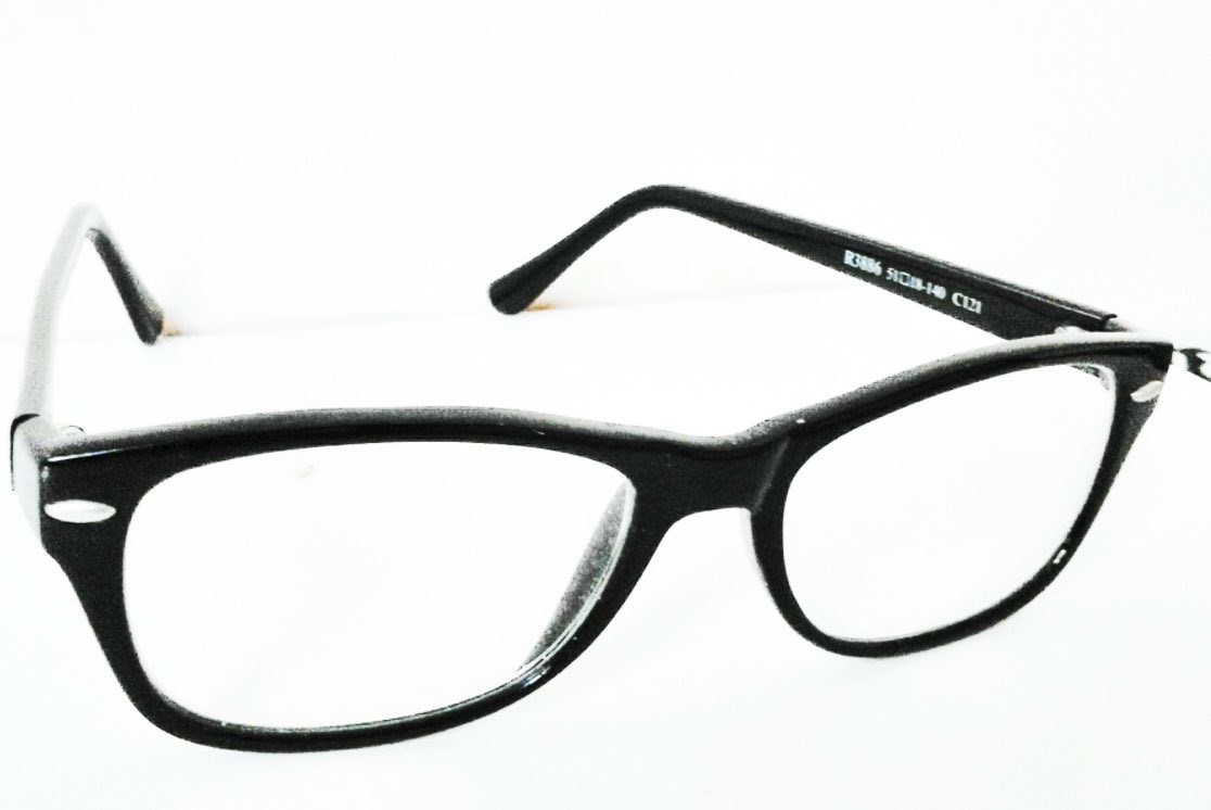 بدت رسائلي في الاونة الاخيرة تكون مبهمة عند الاخرين ، بدأت تفهم عباراتي بغير ما عنيت ، فتذكرت أن نقاط الكلمات تخونني اذا لم ارتدي نظارتي فالعبرة ليس بسوء فهم الاخرين بل بتقدم العمر الذي اغبش عيني #حب #سارية_فستق #مستشارة #زوجين #تعديل_سلوك #اطفال #مراهقين