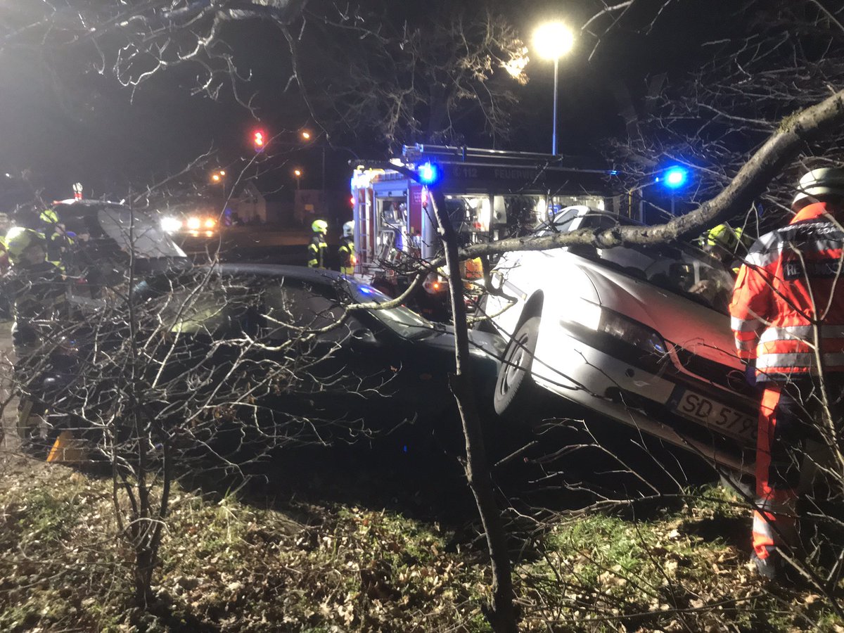 FwPotsdam's tweet photo. 🚨Übung +++ Übung +++ Übung +++ heißt es gerade in #Drewitz an der Umgehungsstraße.
2 PKWs sind verunfallt und 2 Personen müssen gerettet werden. Derzeit wird eine technische Menschenrettung durch die #FFDrewitz vorbereitet. https://t.co/Lk8IxQZY8F
