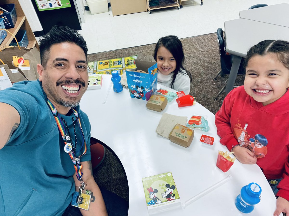 Lunch Time with Mr. G and yes you can totally sit with us!! ❤️❤️ #lunchbunch #bilingualkindergarten #lunchfriends