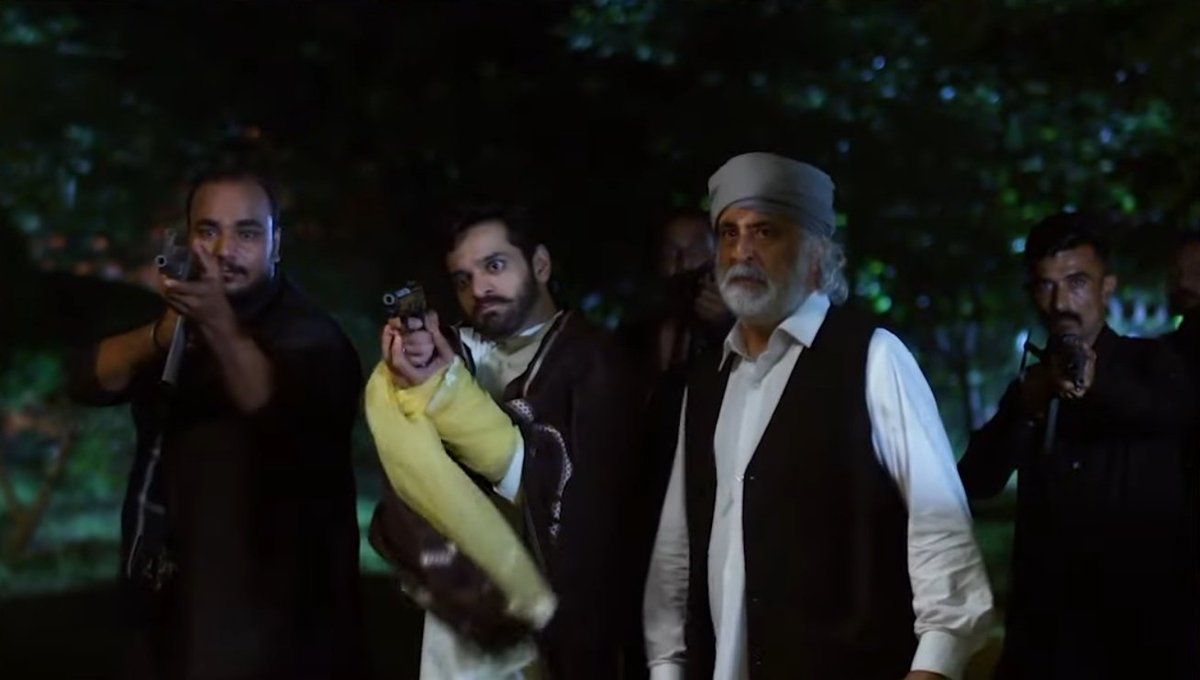 wltngrose's tweet photo. The way he wrapped her dupatta around his hand and also holding the gun... Gosh Murtasim Khan is so hot 😩🥵

#TereBin #WahajAli

#TereBin https://t.co/YA7yHrTKdr