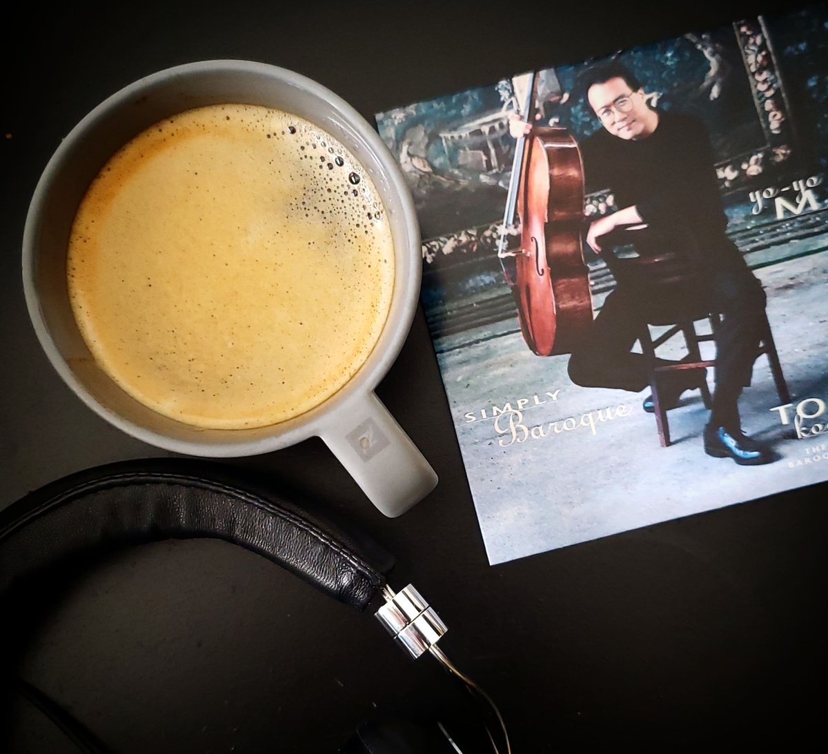 ¿Ya tienen su cafecito?
#Bach #LuigiBoccherini #YoYoMa #TonKoopman #AmsterdamBaroqueOrchestra