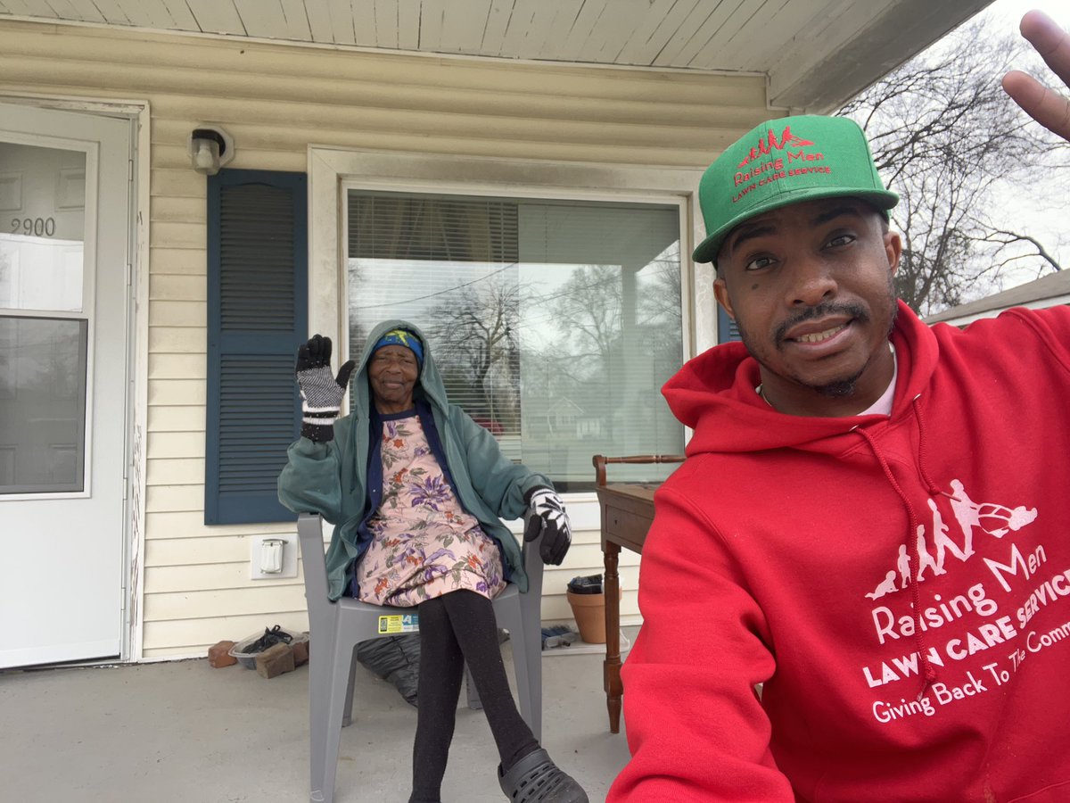 iamrodneysmith's tweet photo. I had the pleasure of mowing Ms. Scott’s lawn for her . It’s always great seeing her . Making a difference one lawn at a time . https://t.co/MHEPu5xQrx