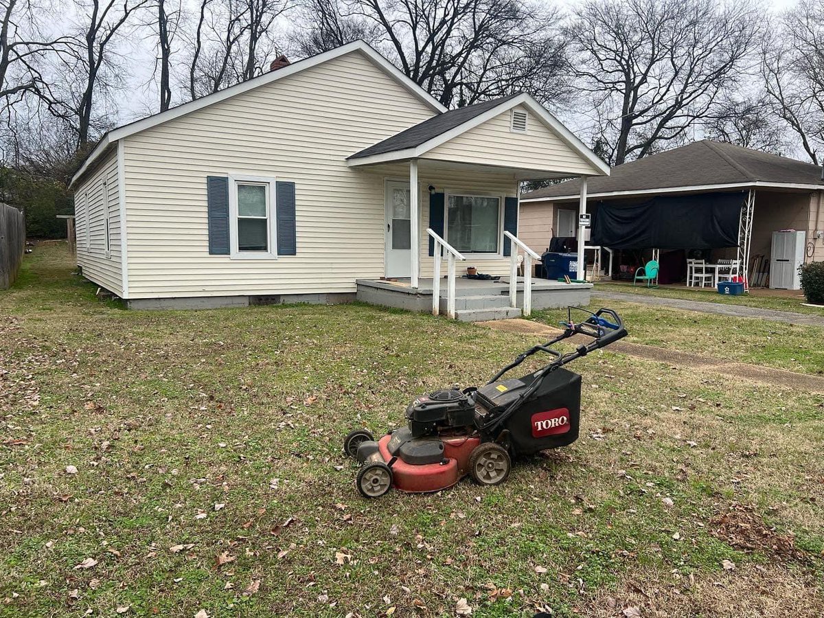 iamrodneysmith's tweet photo. I had the pleasure of mowing Ms. Scott’s lawn for her . It’s always great seeing her . Making a difference one lawn at a time . https://t.co/MHEPu5xQrx
