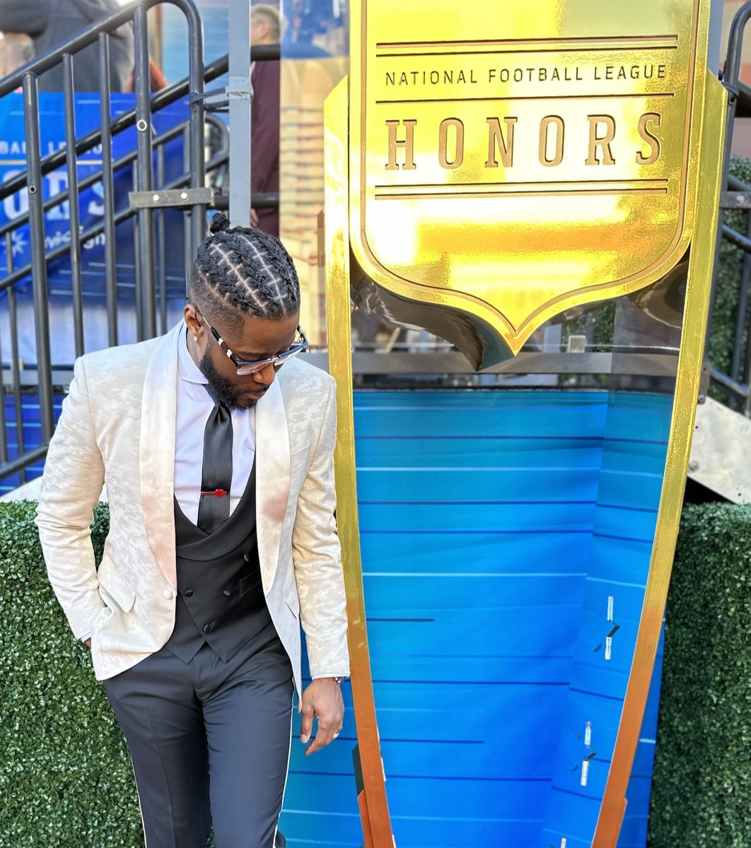 Thank you to those who complimented me on my braids. 

For the record my CROWN is an extension of who I am and my work speaks for itself…just like my hair does. 

Let me know y’all thoughts on these tweets below 👇🏾