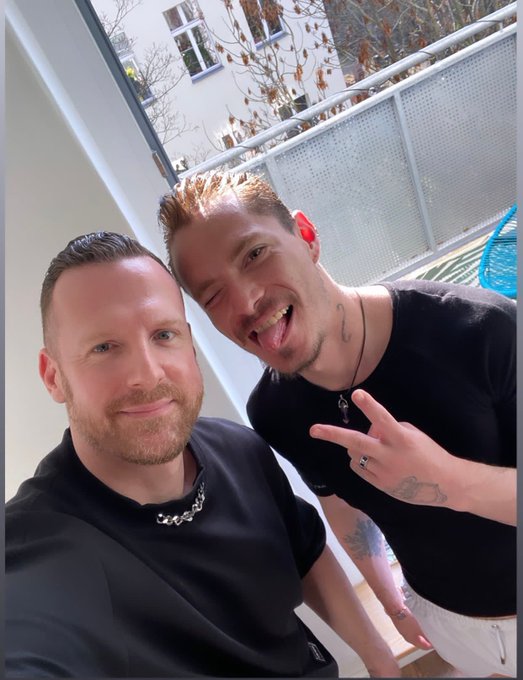 Traka Traka la Matraka @TimKrugerXXX ? https://t.co/yATj7DjgnE
