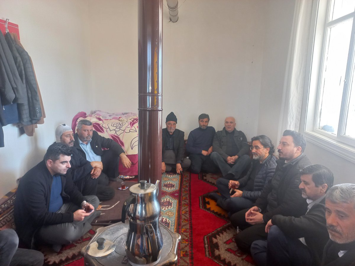 tarimkredi's tweet photo. Denetim Kurulu Üyesi Ahmet Çetin ve Akpınar Tarım Kredi Kooperatifi Müdürü Necmettin Ünsal’ın depremde hayatını kaybeden yakınlarının taziyelerine katıldı. https://t.co/49AjgK2WjW