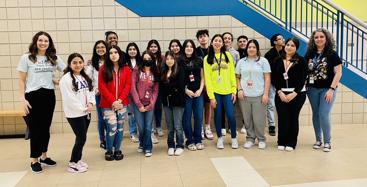 MoliverMediaSp's tweet photo. The WMS Spanish book tour ended at Ridge Creek Elementary and we had so much fun it was hard to leave! Thank you for having us! @HumbleISD_WMS @LibraryRidge @HumbleISD_RCE #thehumblelibrarian https://t.co/NIEWYnkLBB