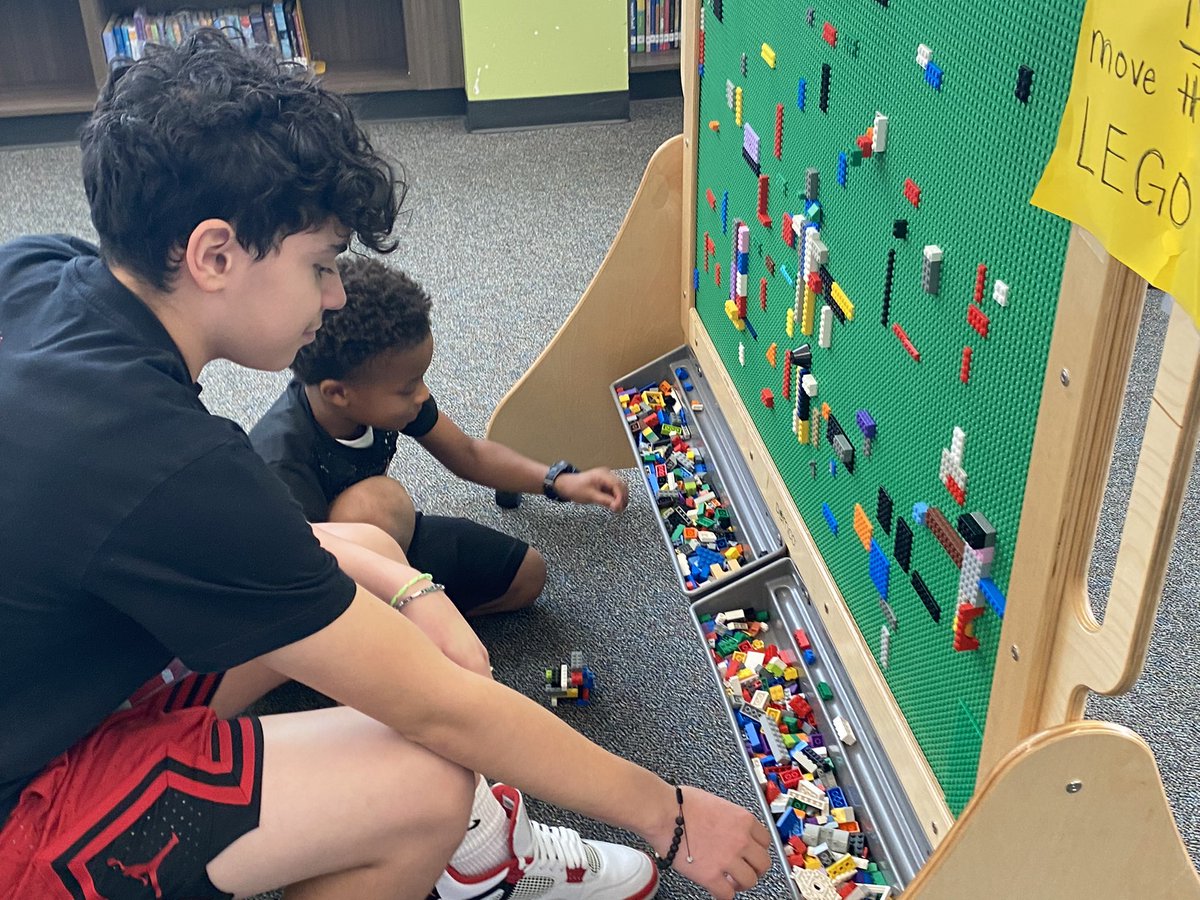 MoliverMediaSp's tweet photo. The WMS Spanish book tour ended at Ridge Creek Elementary and we had so much fun it was hard to leave! Thank you for having us! @HumbleISD_WMS @LibraryRidge @HumbleISD_RCE #thehumblelibrarian https://t.co/NIEWYnkLBB