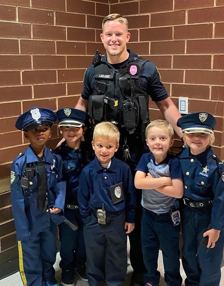 irmo_police's tweet image. Happy National School Resource Officer Appreciation Day, SRO LaraBEE!
#irmosc #irmopd #okrapd #weloveourbabybees #d5Hive #SROLaraBEE #BEEthechange