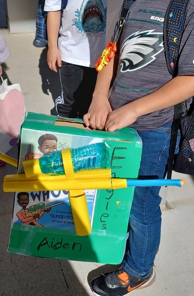 Take a look at this cool Valentine's box. We ❤️ Don Tate books! <a href="/Devas_T/">Don Tate</a>