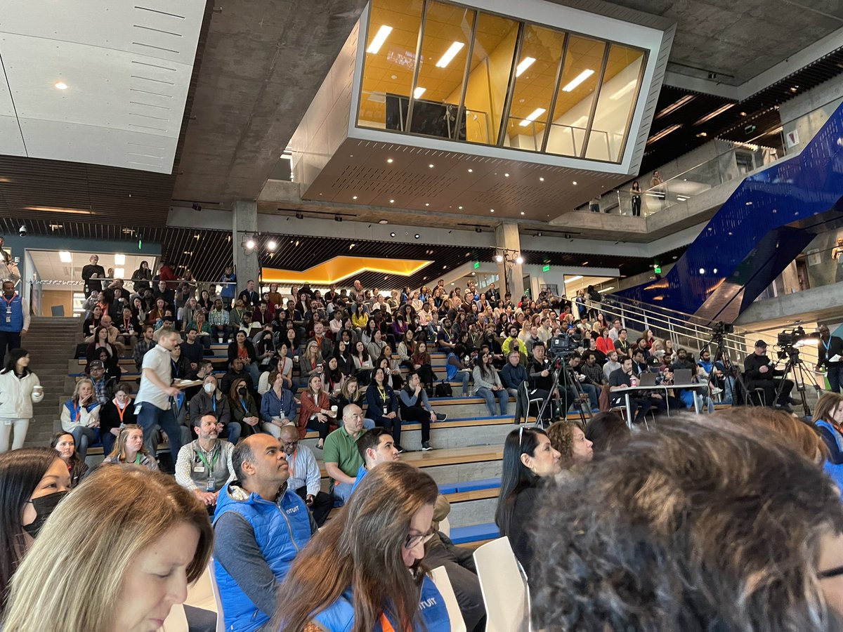 helenbros's tweet image. Ready to roll @QuickBooks @Intuit #SmallBizBigImpact Day 💚