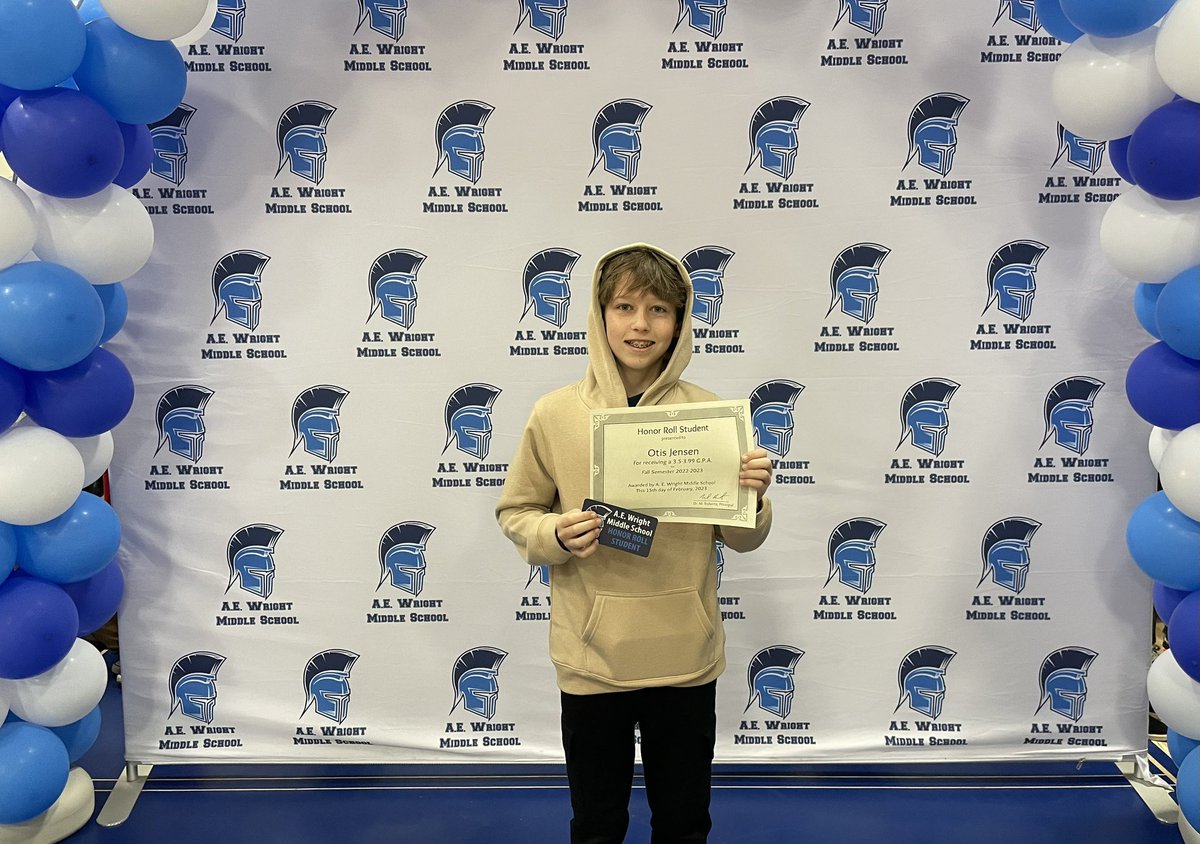 gigicaliente's tweet photo. @AEWrightMS Thank you to all of the staff and teachers for always setting the bar high! Loved this photo op set up as well 😉 https://t.co/wM8lLYuz2P