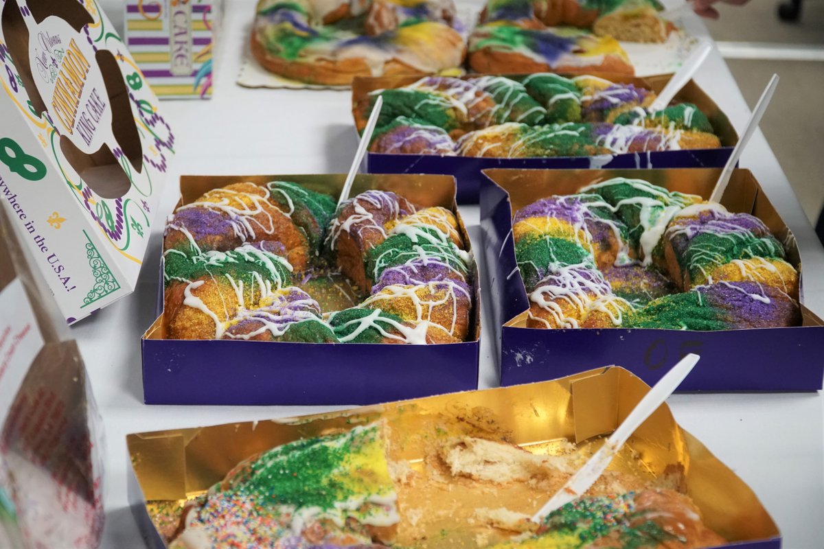 TulaneLaw's tweet photo. ⚜️ King Cake babies in Property Law today with Dean Richardson!  Who owns the baby? For the common law property class, follow the law of finders!  For the civil law property class, follow the law of occupancy! Or... finders, keepers!💜 💚 💛 
#onlyinNOLA
#ONLYatTulane https://t.co/eKSlVeMAFl