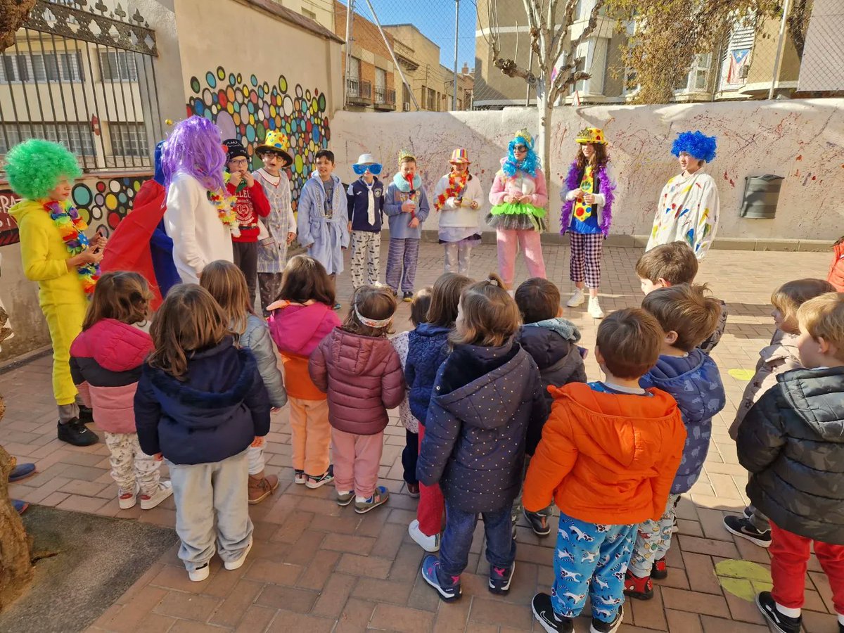 epiasabadell's tweet photo. ESPERANT LA CONSIGNA DEL REI CARNESTOLTES
Ha començat la setmana de Carnestoltes! Els poca-soltes ens venen a veure cada dia i ens diuen una consigna a portar! Dimarts en pijama, dimecres amb un pentinat estrafolari i demà... Ens ho estem passant d'allò més bé!
#I3PIASABADELL https://t.co/hUSkcVAFFV
