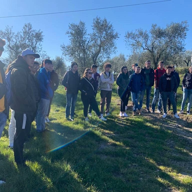 Abbiamo accolto in Irpinia, 27 studenti dell'Istituto Convitto Nazionale G. Piazzi di Sondrio.
.
Una bellissima giornata con i produttori organizzata con le nostre esperienze.

#vitigniirpini #enoturismo #winetour #vino #vinoitaliano #vini #viniitaliani #wine #winelover #turismo