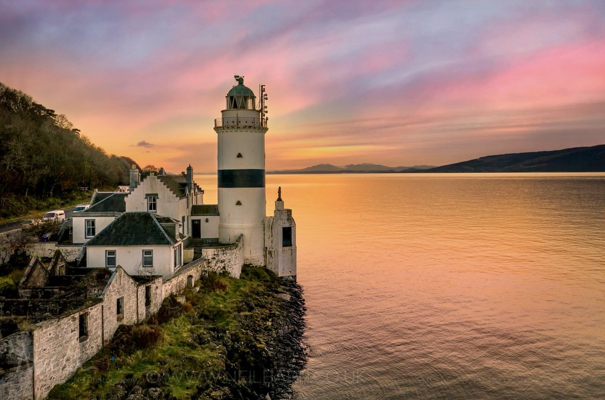 Have a nice evening 
💙🏴󠁧󠁢󠁳󠁣󠁴󠁿
#clochpointlighthouse #firthofclyde #inverkip #gourock 
#scotland 
#greatbritain 
#sunset 
#sea
#landscapes 
#thomassmith 
#robertstevenson