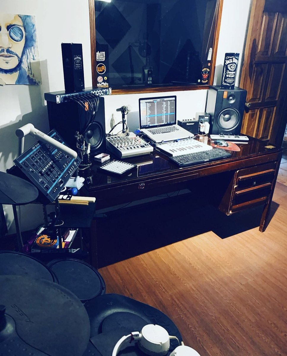 Elige un trabajo que te guste y no tendrás que trabajar ni un día de tu vida ® ... equipos nuevos
Vengan a plug studios .
#alesis #presonus #maudio #arruria #blackstar #peavy #lounchpad #jackdaniels #rock #music #musica #musicporn #studio #estudio #estudiodegrabacion #happy