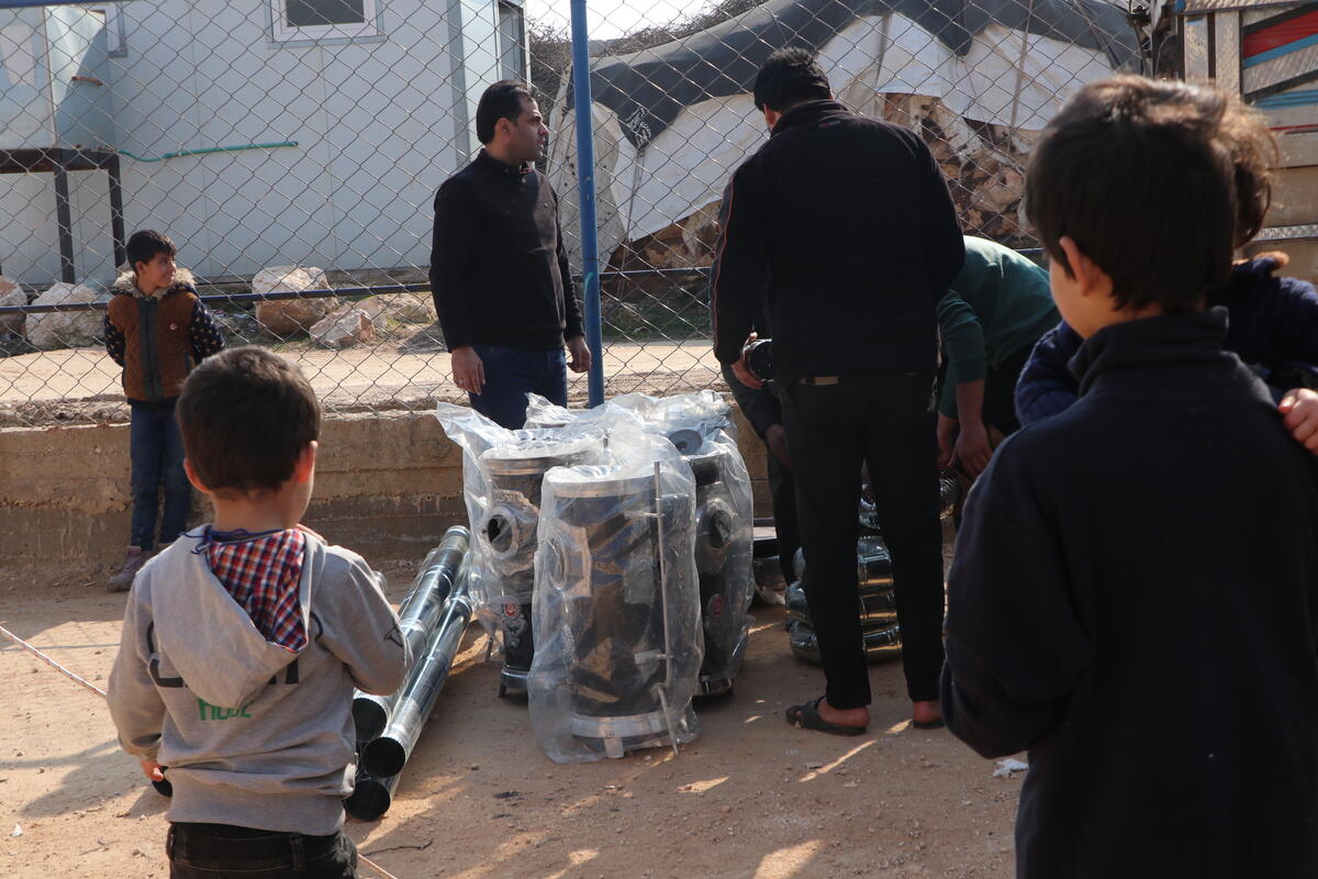 WorldVisionNL's tweet photo. De nationale actiedag @Giro555 is in volle gang. Hulp is hard nodig! Samen met lokale partners delen we voedselpakketten uit in #Turkije en kachels in #Syrië. Ook verlenen we medische hulp en zorgen we voor kindveilige plekken.

Help je mee? Geef op https://t.co/dKbIilgHD1 🙏 https://t.co/tPbtMdCj4K