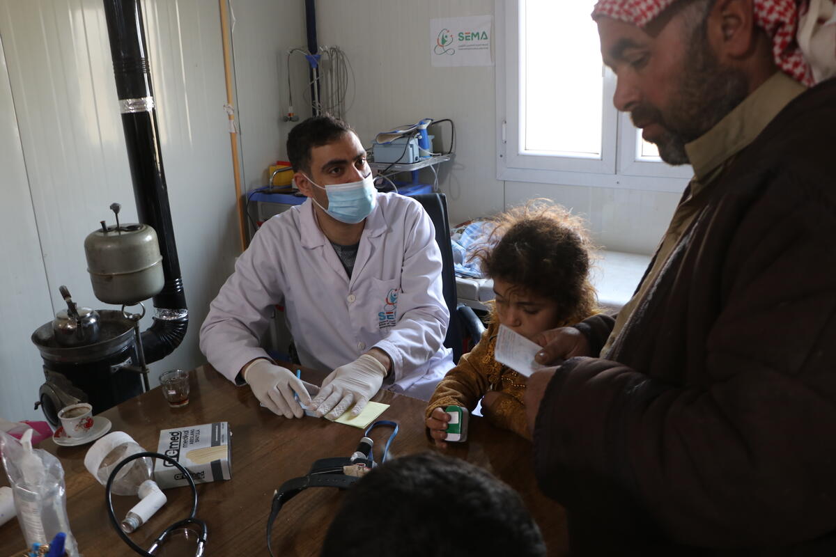 WorldVisionNL's tweet photo. De nationale actiedag @Giro555 is in volle gang. Hulp is hard nodig! Samen met lokale partners delen we voedselpakketten uit in #Turkije en kachels in #Syrië. Ook verlenen we medische hulp en zorgen we voor kindveilige plekken.

Help je mee? Geef op https://t.co/dKbIilgHD1 🙏 https://t.co/tPbtMdCj4K