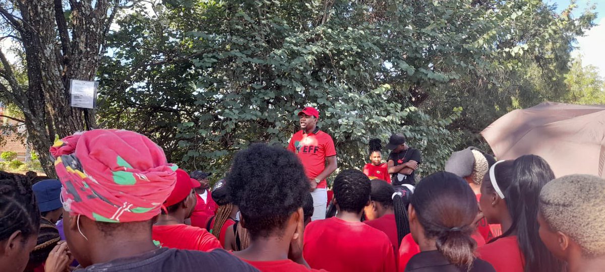 EFFYouthCommand's tweet photo. ♦️In Pictures♦️

EFFSC SG, Commissar @Zwanga_Dombo, leading a mass recruitment campaign in Sekhukhune TVET College, CS Barlow Campus. 

#JoinEFFSC
#EFFTurns10 https://t.co/MyLlIWTgNS