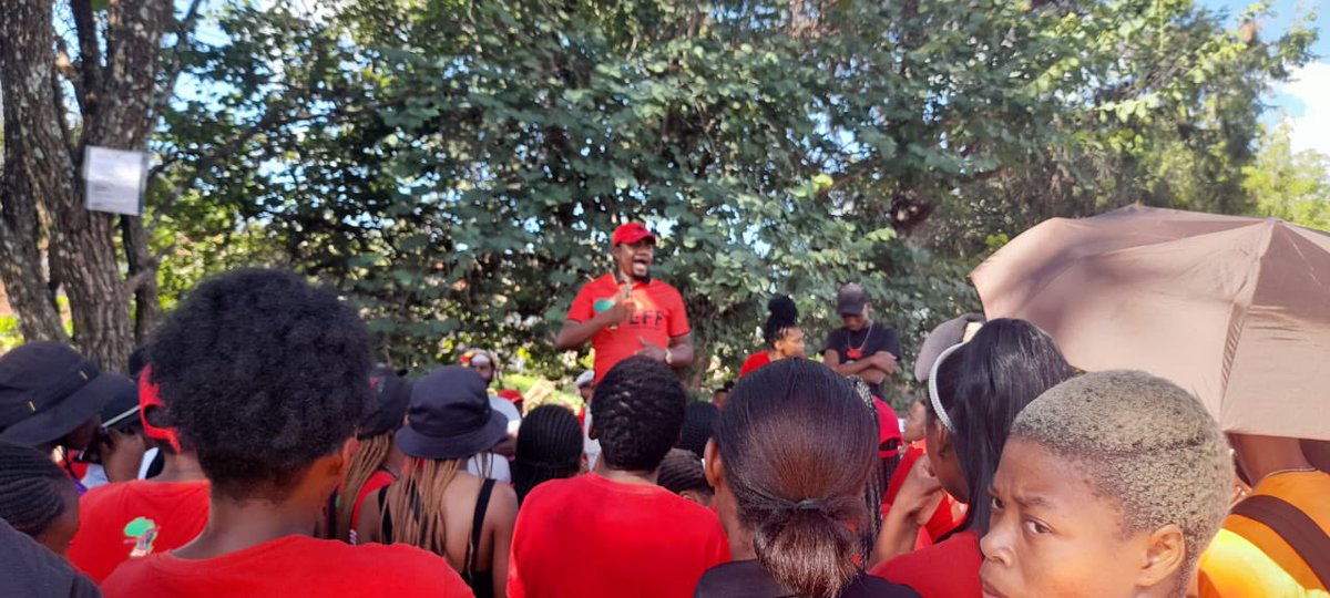 EFFYouthCommand's tweet photo. ♦️In Pictures♦️

EFFSC SG, Commissar @Zwanga_Dombo, leading a mass recruitment campaign in Sekhukhune TVET College, CS Barlow Campus. 

#JoinEFFSC
#EFFTurns10 https://t.co/MyLlIWTgNS