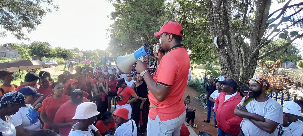 EFFYouthCommand's tweet photo. ♦️In Pictures♦️

EFFSC SG, Commissar @Zwanga_Dombo, leading a mass recruitment campaign in Sekhukhune TVET College, CS Barlow Campus. 

#JoinEFFSC
#EFFTurns10 https://t.co/MyLlIWTgNS