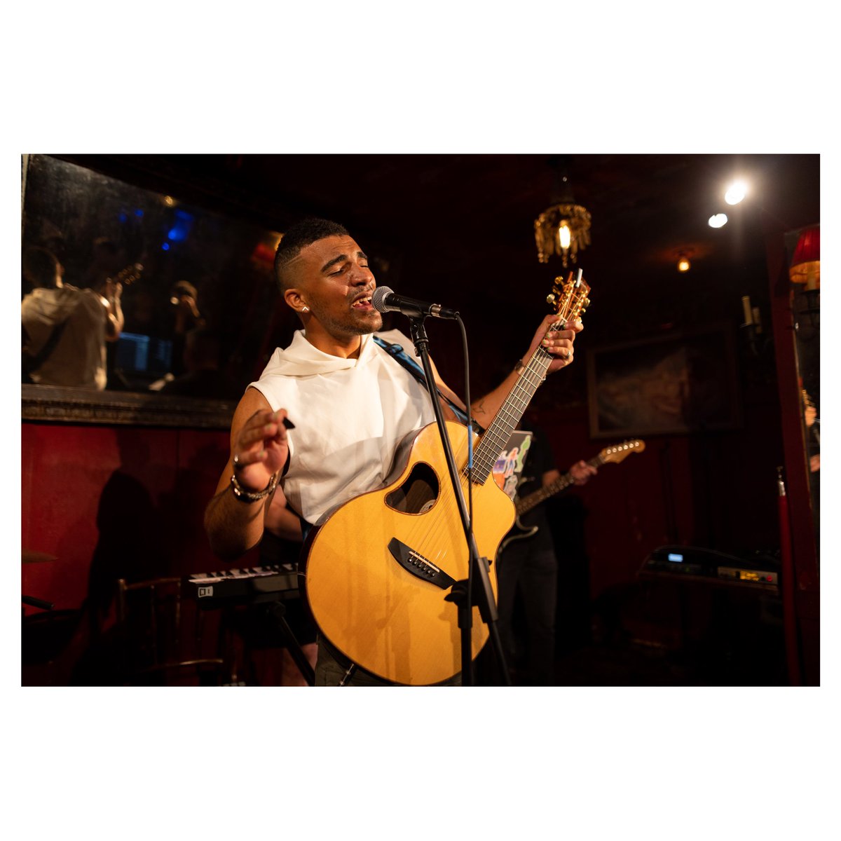methodman13's tweet image. .@Eli_Ensor at @BarLubitsch for @WFNM 1/5/23. 📷: @methodman13 #Blurredculture #DKLPHOTOS
.
#ICYMI: Full gallery &amp;amp; thoughts of #ElijahEnsor’s performance here: bit.ly/3JPSk0J
.
“…He seemed to really emote through his lyrics, and that’s what … instagram.com/p/CosSkcXvxGm/…