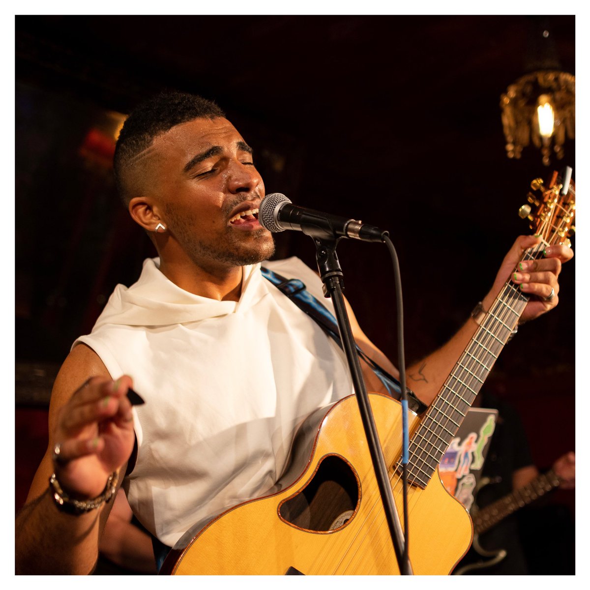 methodman13's tweet image. .@Eli_Ensor at @BarLubitsch for @WFNM 1/5/23. 📷: @methodman13 #Blurredculture #DKLPHOTOS
.
#ICYMI: Full gallery &amp;amp; thoughts of #ElijahEnsor’s performance here: bit.ly/3JPSk0J
.
“…He seemed to really emote through his lyrics, and that’s what … instagram.com/p/CosSkcXvxGm/…