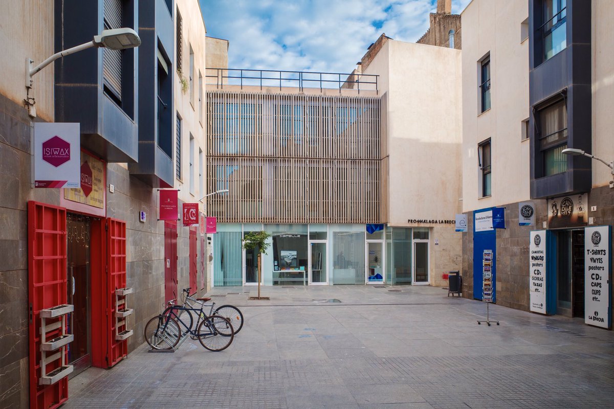 Plaza Pintor Eugenio Chicano, a hidden square in Centro Histórico, with lots of great businesses being based there. #Málaga