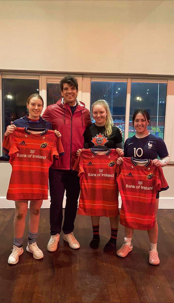 A huge congrats to our U18’s girls Fia Whelan, Lily Morris and Ava O’Malley who were selected for Munster squad for the U18’s Interpro clash against @LeinsterWomen tomorrow at Terenure College & were presented with their jerseys by legend Donncha O’Callaghan.
#munsterstartshere